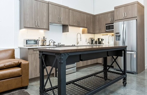 Bridgeland Apartment | The City Loft Retreat | BBQ, Sleeps 6 |