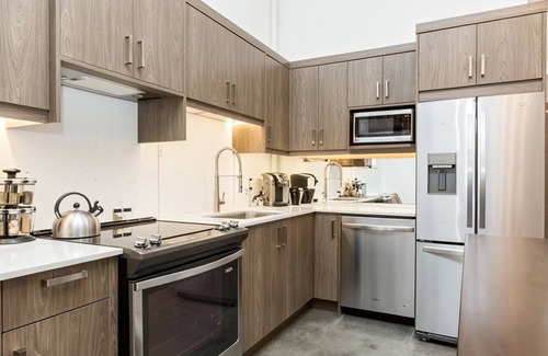 Bridgeland Apartment | The City Loft Retreat | BBQ, Sleeps 6 |