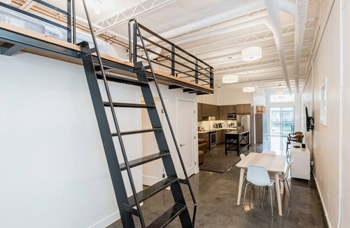 Bridgeland Apartment | The City Loft Retreat | BBQ, Sleeps 6 |
