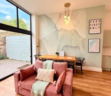 Saint Paul's Apartment | The City Nest - Sleeps 7 - Free Off Street Parking
