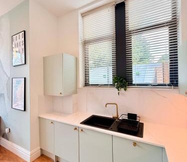 Saint Paul's Apartment | The City Nest - Sleeps 7 - Free Off Street Parking