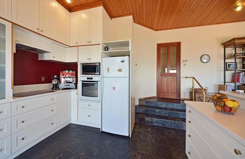 Britannia Heights House | The Cliffs - Nelson Waterfront Home