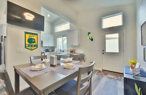 South Natomas House | “The Club House” - 7 Minutes from Downtown Sacramento - Stylish 2 bed/2 bath