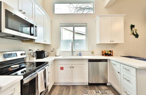 South Natomas House | “The Club House” - 7 Minutes from Downtown Sacramento - Stylish 2 bed/2 bath
