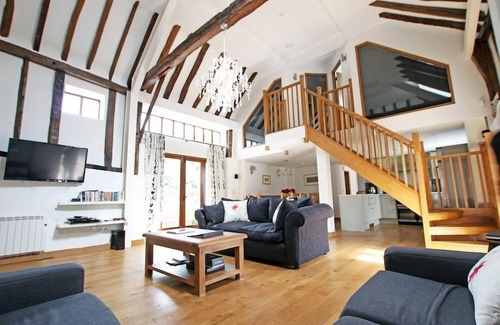 Shadoxhurst House | The Coach House - 5 Star Traditional Barn Conversion In English Countryside