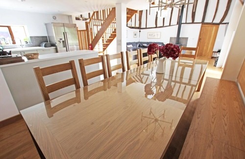 Shadoxhurst House | The Coach House - 5 Star Traditional Barn Conversion In English Countryside