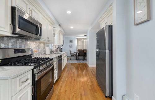 Edgewood House | The Coastal Vibes House in historic Pawtuxet Village! 1 minute to harbor.