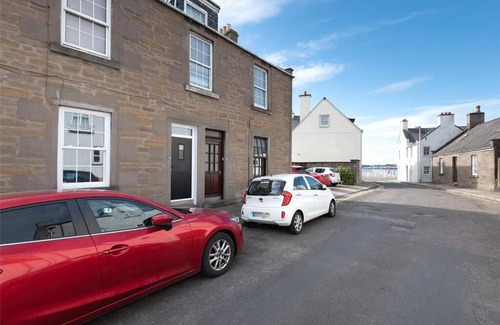Broughty Ferry Apartment | The Colours Riverside apartment with garden