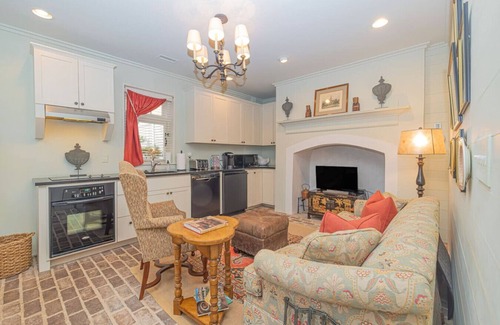 Ansonborough House | "The Cookhouse", Historic Garden District Apt.