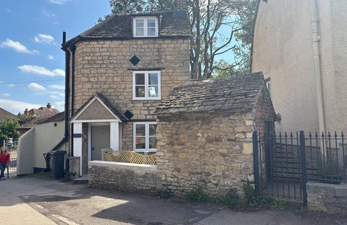 Ozleworth House | The Corner Cottage - ideal Cotswold way walk stay/pet friendly
