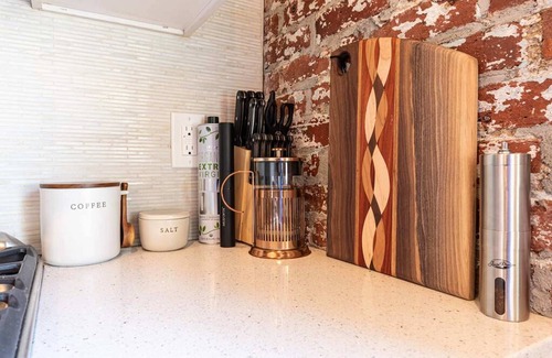 Union City Apartment | The Cosmopolitan Loft - 15 MIN to NYC Times Sq