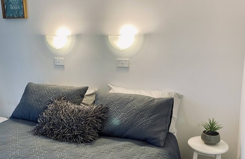 Portarlington House | The Cosy Room. A short stroll to the water.