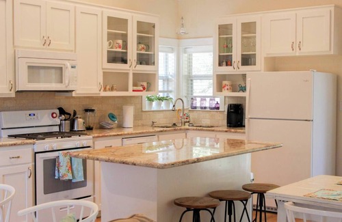 Paige House | The Cottage, A Tranquil Pet-Friendly Retreat on 42 Acres at Lost Pines Shire