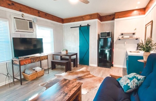 Lydia Apartment | The Cottage - Farm Stay Petting Zoo - 5 mins off I-95