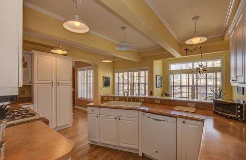 Nob Hill Cottage | The Cottage-Near Downtown Historic Courthouse Square