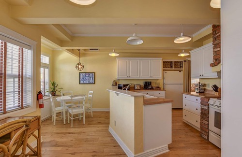 Nob Hill Cottage | The Cottage-Near Downtown Historic Courthouse Square