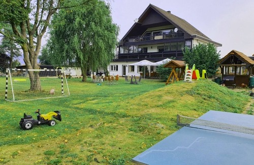 Diemelstadt Cottage | The country house is situated in a quiet location, close to hiking and biking trails & the highway.