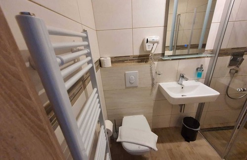 Wethen Cottage | The country house is situated in a quiet location, close to hiking and biking trails & the highway.