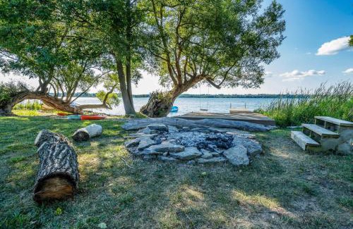 Milford House | The County Lakehouse - Waterfront w Hot Tub