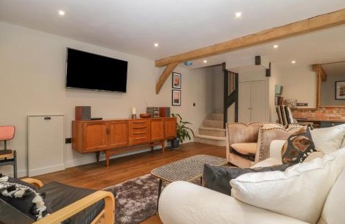 Winterborne Zelston House | The Courtyard - Hilltop Barn