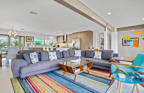 Historic Tennis Club House | The Cove: Heated Pool, BBQ, Walk To Downtown PS