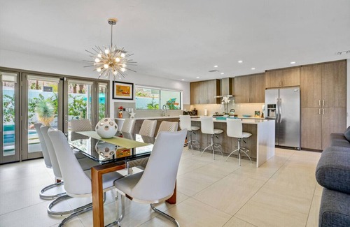 Historic Tennis Club House | The Cove: Heated Pool, BBQ, Walk To Downtown PS