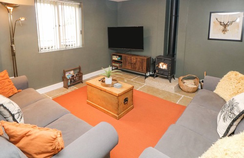 Marsh Lane Cottage | THE COW SHED, family friendly, with hot tub in Marsh Lane