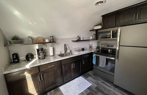 Wooster Apartment | The Coxon House Inn: 3rd floor apartment- The Writer’s Nook