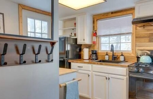 Blakeslee House | The Cozy Cabin Romantic Getaway