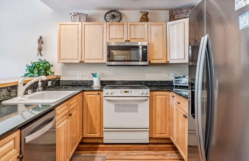 Warrior's Mark Condo | The Cozy Corral - Private Hot Tub, Walk to Town