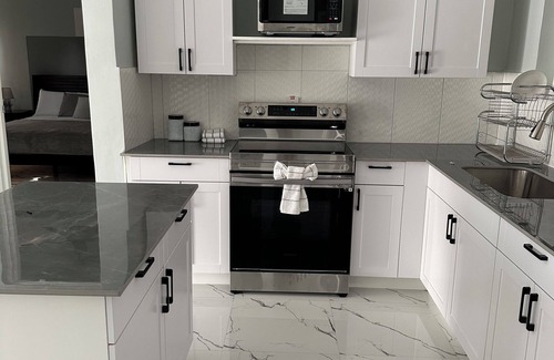 Havendale Apartment | The Cozy Curve: Full 2 Br 2 Bth Apartment in Central location in Kingston