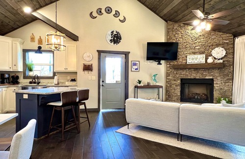 Murphy Cabin | The Cozy Moon Cottage! Lakes, Rivers, Hiking, Fishing, Food & Casino.