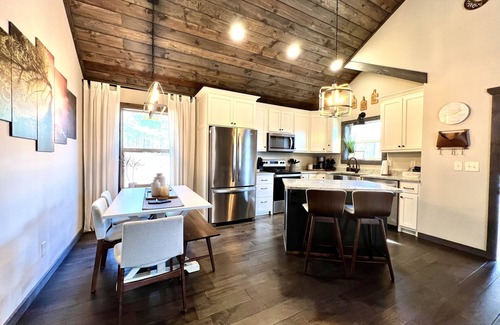 Murphy Cabin | The Cozy Moon Cottage! Lakes, Rivers, Hiking, Fishing, Food & Casino.