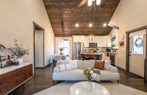 Murphy Cabin | The Cozy Moon Cottage! Lakes, Rivers, Hiking, Fishing, Food & Casino.