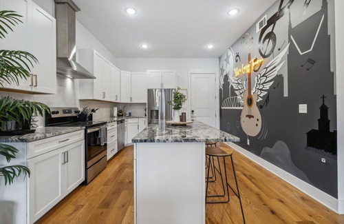 Inglewood Condo | The Crazy Town Condo- 13 minutes from Broadway, Great for Groups w Free Parking, Gym, Rooftop