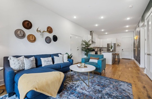 Inglewood Condo | The Crazy Town Condo- 13 minutes from Broadway, Great for Groups w Free Parking, Gym, Rooftop