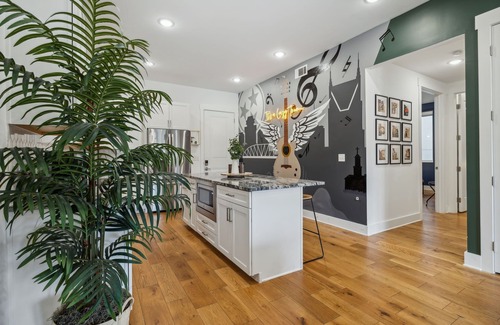 Inglewood Condo | The Crazy Town Condo- 13 minutes from Broadway, Great for Groups w Free Parking, Gym, Rooftop