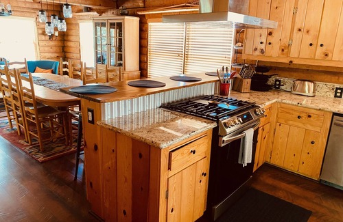 Fern Valley Cabin | The Creek-Side Cabin: Spa, 5 Star, Upgraded, Big Deck, Quiet, Walk To Town
