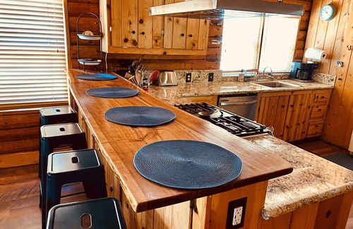 Fern Valley Cabin | The Creek-Side Cabin: Spa, 5 Star, Upgraded, Big Deck, Quiet, Walk To Town