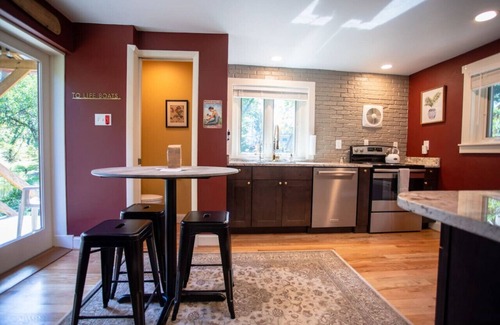 Shepherdstown Cottage | The Creekside Cottage: Downtown | Pet-Friendly