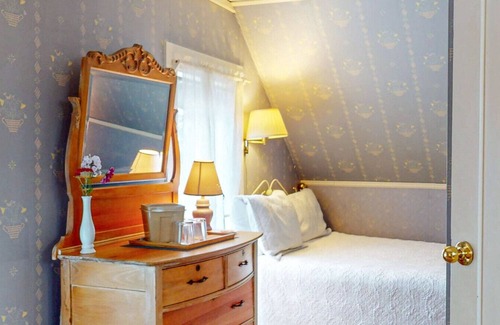 Hancock Point Bed & Breakfast | The Crocker House Country Inn (Rm 10)