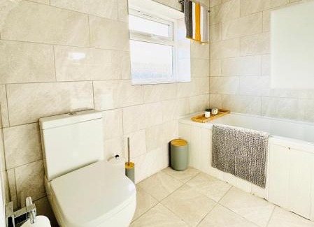 Borehamwood Apartment | "The Cromwell" I Contractor's Haven Borehamwood I 3 - 6 Beds I Free Parking, Netflix & Sky Sports