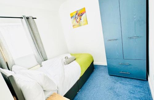 Borehamwood Apartment | "The Cromwell" I Contractor's Haven Borehamwood I 3 - 6 Beds I Free Parking, Netflix & Sky Sports