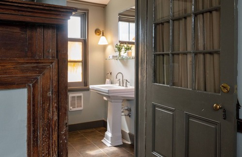 North Garden Bed & Breakfast | The Crossroads Inn