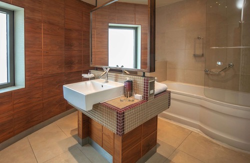 Cricklewood Hotel | The Crown London