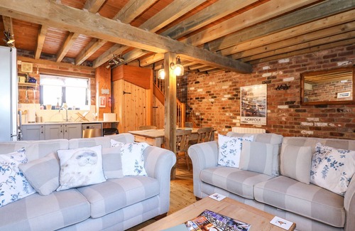 Fakenham House | THE DAIRY BARN, pet friendly, character holiday cottage in Fakenham