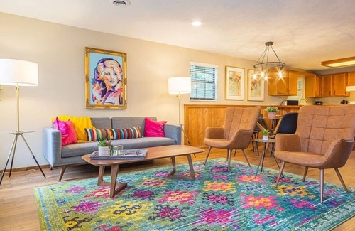 Caton House | THE DAISY @ DOLLYS DRIVE * Wifi Grill Woods Mtns