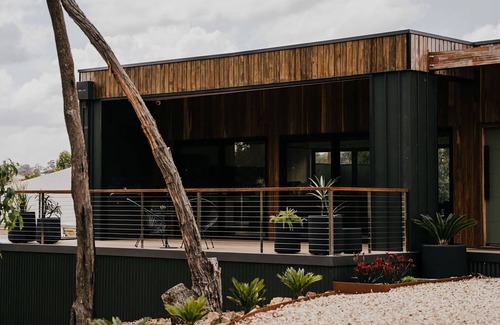 Hepburn House | The Deck ~ Hepburn Springs/Daylesford ~ Spa, Sauna, Home Cinema!