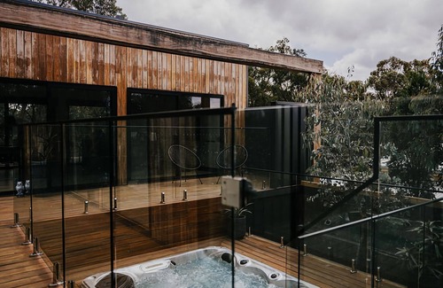 Hepburn House | The Deck ~ Hepburn Springs/Daylesford ~ Spa, Sauna, Home Cinema!