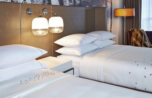 Pittsford Hotel | The Del Monte Lodge Renaissance Rochester Hotel & Spa